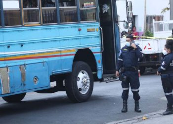 Mujer murió tras ser arrollada por un busero en Santa Tecla