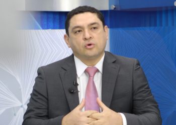Argueta: «Yo recomendaría a los magistrados electos que depongan sus cargos»