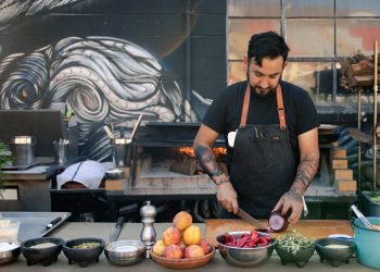 Chef recorre el país y recolecta sabores para su restaurante en California