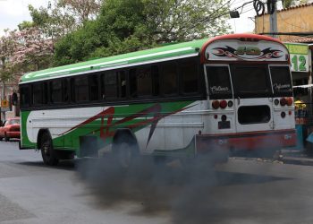 La población rechaza la prórroga que los diputados dieron a los buses antiguos