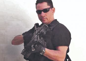 El piloto que «donó» 80 armas al expresidente prófugo Mauricio Funes sigue huyendo