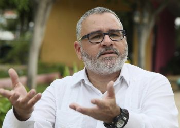 Mauricio Funes llama a la oposición a defender en las calles