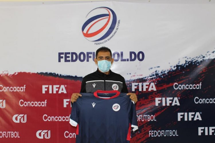 Homer Velásquez, el día de su presentación con la selección de fútbol playa de República Dominicana. Twitter: @fedofutbol