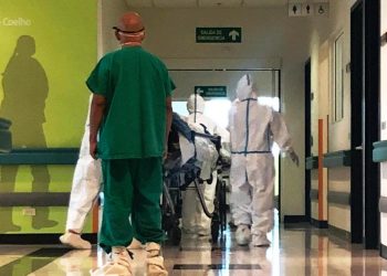 Escasez de camas para pacientes graves de COVID-19 en Costa Rica, según medios informativos