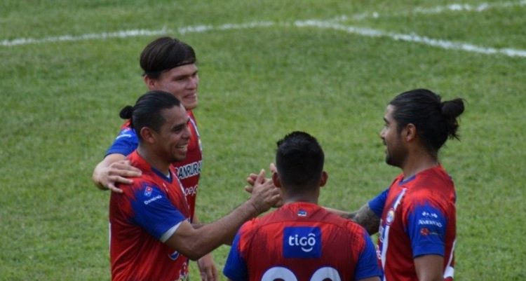 Alexander Larín, es felicitado por sus compañeros luego de anotar el tanto. Twitter: @AlexLarin14