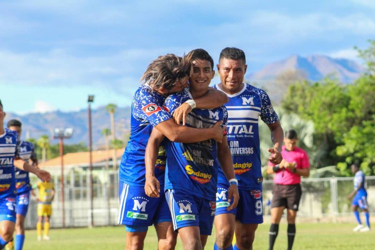 Todos con José «el Clavito» Portillo, tras anotar el tanto en favor de Atlético Marte en Tierra de Fuego. Twitter: @CDMarteOficial