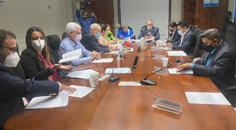 El dictamen fue aprobado este jueves y sometido a votación del pleno la tarde de este viernes. Foto/Diario El Salvador.