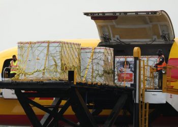 Llega a El Salvador medio millón de vacunas CoronaVac contra la COVID-19