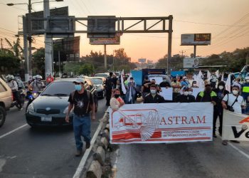 Sindicalistas exigen captura de Ernesto Muyshondt y cierran principales calles de El Salvador