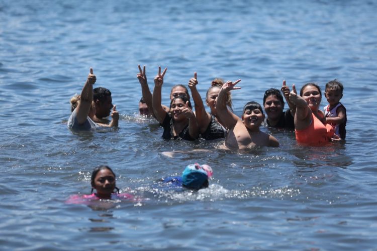 Una familia disfruta de su periodo vacacional en el turicentro de Apulo. FOTO / David Martínez