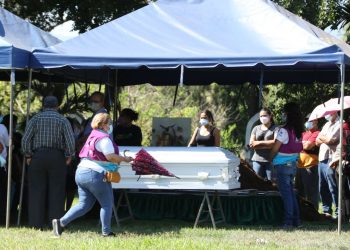 Familiares y amigos dan el último adiós a Victoria, la salvadoreña asesinada por policías de Tulum, México
