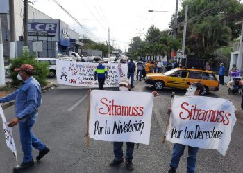 Sindicalistas protestan contra incumplimiento de pagos por parte del alcalde Ernesto Muyshondt