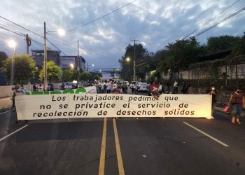 Sindicalistas protestan contra privatización de servicios en San Salvador promovida por Ernesto Muyshondt