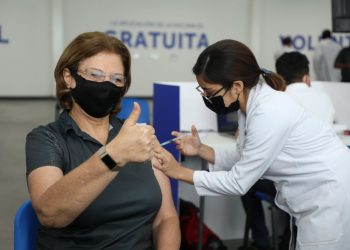 Ministra de Educación, Carla Hananía, recibe vacuna anti-COVID-19