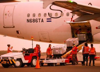El Salvador recibe nuevo lote de 96,000 vacunas contra la COVID-19