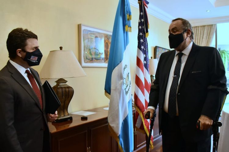 Encuentro entre el delegado de Estados Unidos y el presidente de Guatemala para buscar una solución a la migración. Foto Embajada de EE.UU. en Guatemala.