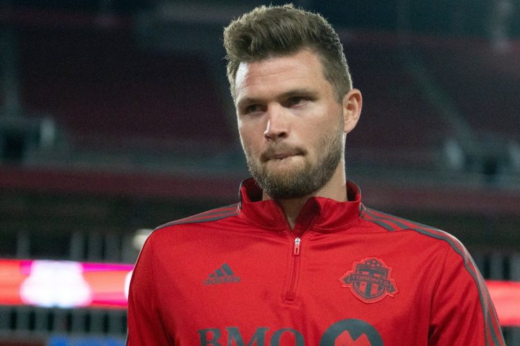 Eriq Zavaleta en el calentamiento previo al juego contra Cruz Azul. Twitter: @TorontoFC