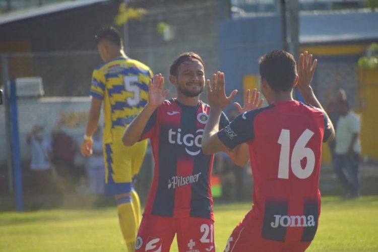 Wilma Torres abruó el marcador a favor de FAS y luego anotó en la tanda de penaltis. Foto Mario Muñoz