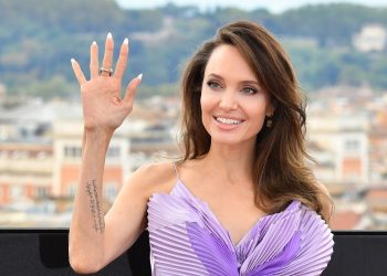 ¿Tres días sin bañarse y tapar nariz y oídos? Así logró Angelina Jolie una icónica foto por el «Día de las Abejas»