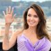¿Tres días sin bañarse y tapar nariz y oídos? Así logró Angelina Jolie una icónica foto por el «Día de las Abejas»