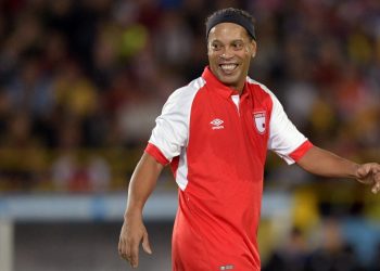 Ronaldinho recibe la vacuna contra la COVID-19 con «fe, alegría y gratitud»
