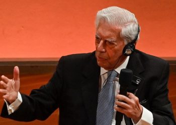 Mario Vargas Llosa invita a Keiko Fujimori a conferencia sobre democracia en Quito
