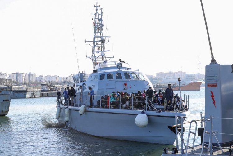 Más de 50 desaparecidos al naufragar un barco que zarpó de Libia. FOTO / AFP.