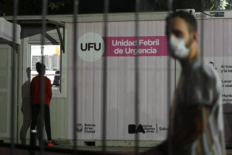 Personas con síntomas de coronavirus hacen cola frente a un hospital público para hacerse la prueba, en Buenos Aires, el 6 de abril de 2021. FOTO / AFP