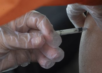 Vacuna CoronaVac redujo mortalidad por la COVID-19 en 97% en Uruguay, según estudio