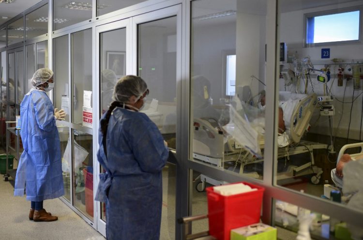 Una mujer reza mientras visita a un familiar infectado con COVID-19 en la Unidad de Cuidados Intensivos del Hospital El Cruce - Dr. Nestor Kirchner en Florencio Varela, Argentina el 13 de abril de 2021. FOTO / AFP