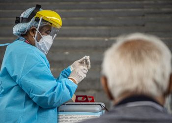 Investigan en Perú vacunación irregular contra COVID-19 con jeringas vacías