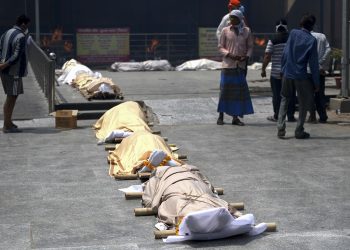 Decenas de cadáveres de posibles víctimas de COVID-19 aparecen en norte de India