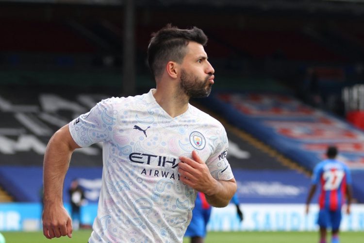 El delantero argentino del Manchester City Sergio Agüero celebra anotar el primer gol de su equipo durante el partido de fútbol de la Premier League inglesa entre Crystal Palace y Manchester City en Selhurst Park en el sur de Londres. (Photo by Catherine Ivill / POOL / AFP) /