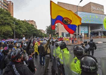 Al menos 17 muertos y 800 heridos en cinco días de disturbios en Colombia