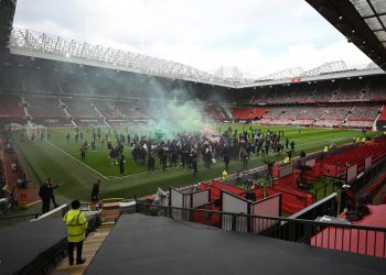 Seguidores del Manchester United se cuelan en el césped del Old Trafford para protestar contra los propietarios del club
