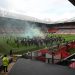 Seguidores del Manchester United se cuelan en el césped del Old Trafford para protestar contra los propietarios del club