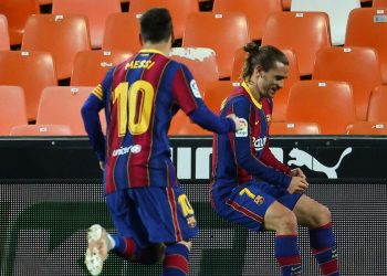 Barcelona remontó al Valencia para seguir en la lucha de la Liga