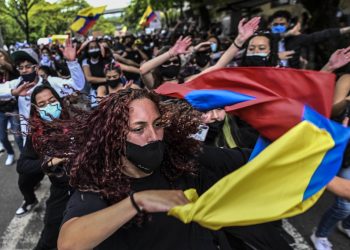 Presidente de Colombia saca militares a las calles de Colombia y atiza el malestar de las protestas