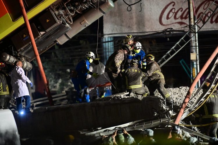 Los rescatistas retiran un cuerpo de un vagón de tren después de que una línea elevada del metro colapsara en la Ciudad de México el 4 de mayo de 2021. FOTO / AFP