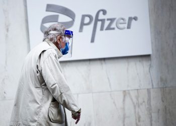 Pfizer espera vender 1,600 millones de dosis de vacunas contra covid en 2021