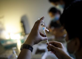 Vacuna anticovid de Moderna tiene eficacia de 96% en adolescentes, según primeros estudios