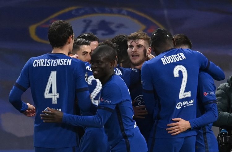 El delantero alemán del Chelsea, Timo Werner, es acosado por sus compañeros de equipo después de marcar el primer gol durante el partido de vuelta de la semifinal de la Liga de Campeones de la UEFA entre el Chelsea y el Real Madrid en Stamford Bridge. (Photo by Glyn KIRK / AFP)