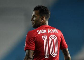 Dani Alves se pierde juegos de Brasil por lesión