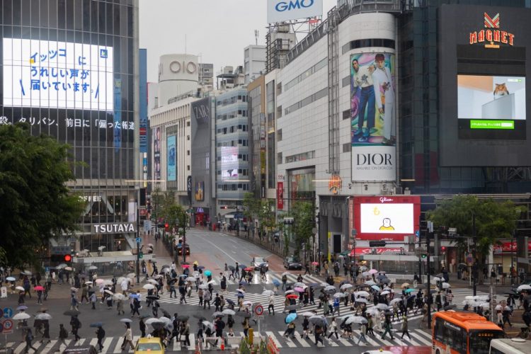 La gente camina por el cruce de Shibuya en Tokio el 7 de mayo de 2021, durante un estado de emergencia por coronavirus que cubre las regiones de Tokio, Osaka, Kioto e Hyogo. FOTO / AFP