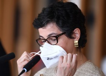 España promueve «un gran acuerdo» para acelerar distribución de vacunas