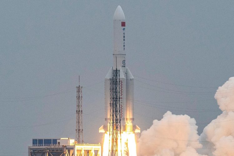 Esta foto de archivo tomada el 29 de abril de 2021 muestra un cohete Long March 5B, que transporta el módulo central de la estación espacial Tianhe de China, despegando del Centro de Lanzamiento Espacial Wenchang en la provincia de Hainan, en el sur de China. FOTO / AFP