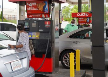 Pánico en estaciones de servicio de EE. UU. luego de reapertura parcial de red de oleoductos