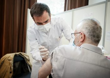 Francia aprueba la creación de un «pase sanitario»