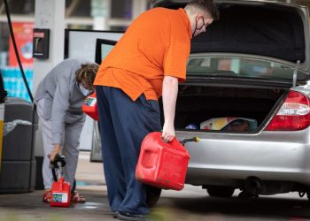 El petróleo sube en medio del pánico de los automovilistas en EE. UU.