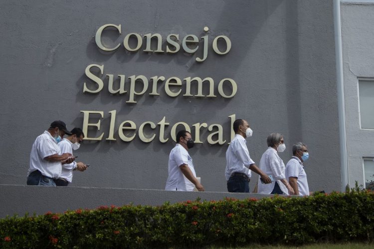Integrantes de la opositora Alianza Ciudadanos por la Libertad, llegan al Consejo Supremo Electoral para registrar su alianza en Managua, el 12 de mayo de 2021. FOTO / AFP
